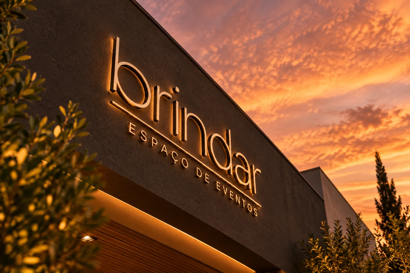 Letreiro do Brindar na fachada, visto de baixo contra o céu do fim da tarde.