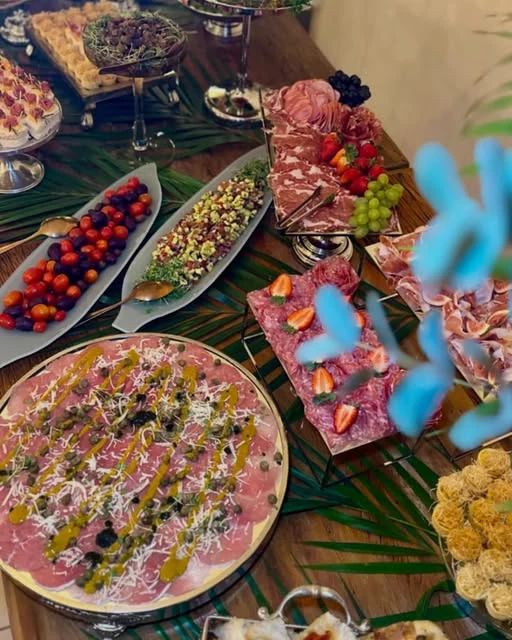 Mesa de frios e antepastos montada para confraternização no Brindar.